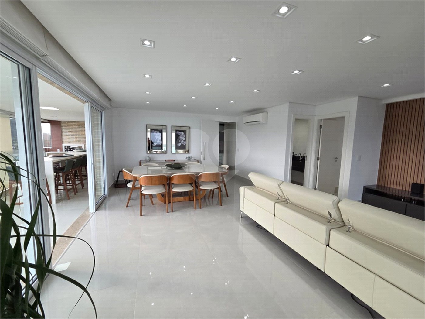 Apartamento à venda com 4 quartos, sendo 2 suítes, em Enseada, Guarujá, SP