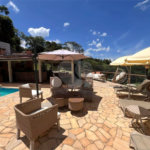 Chácara com excelente infraestrutura, contendo casa com 8 dormitórios, 900 m² de área construída, área total de 3000m², piscina adulto e infantil, churrasqueira, quadra gramada de futebol - Rio Acima - Atibaia/SP 900 m² Área construída 3.000 m² Área do terreno