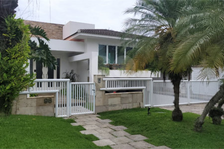 Casa à venda com 4 quartos, sendo 2 suítes, no condomínio Crystal Lake, Rio de Janeiro - RJ