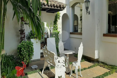 Casa à venda com 5 quartos, sendo 2 suítes,  em Jardim Guedala, São Paulo, SP
