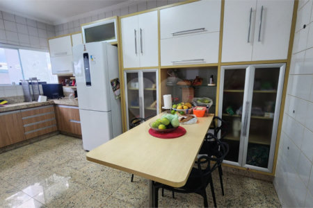 Casa à venda com 4 quartos, sendo 2 suítes, no condomínio Marambaia, Vinhedo - SP