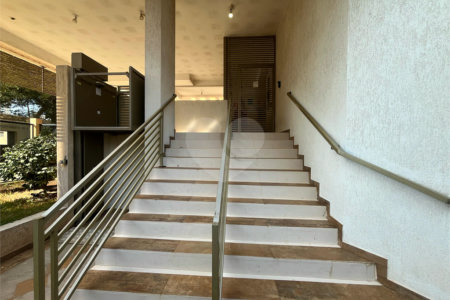 Apartamento mobiliado com 2 dormitórios sendo 1 suíte
