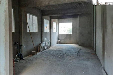 Sobrado à venda com 5 quartos, sendo 1 suíte, em Jardim Cumbica, Guarulhos, SP