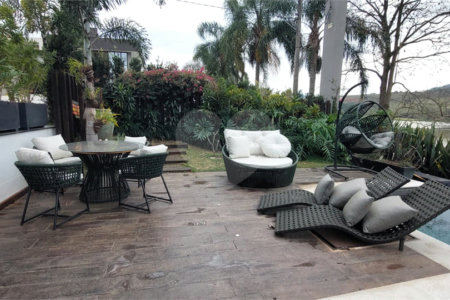 Casa à venda com 3 suítes no condomínio Figueira Garden, Atibaia - SP