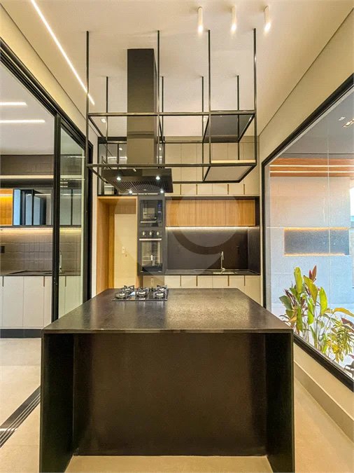 Indaiatuba - Condominio Sapezal - R$ 2.400.000,00 - Área Total 360,00 m² - Área Construída 213,32 m² - TÉRREA - 03 suítes sendo a master com closet; - Escritório; Lavabo; Cozinha com cooktop e planejados; Gourmet com churrasqueira; Ambientes preparados para ar condicionado; Piscina com cascata,