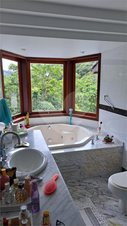 Casa à venda com 6 quartos, sendo 4 suítes, no condomínio Alpes da Cantareira, Mairiporã - SP