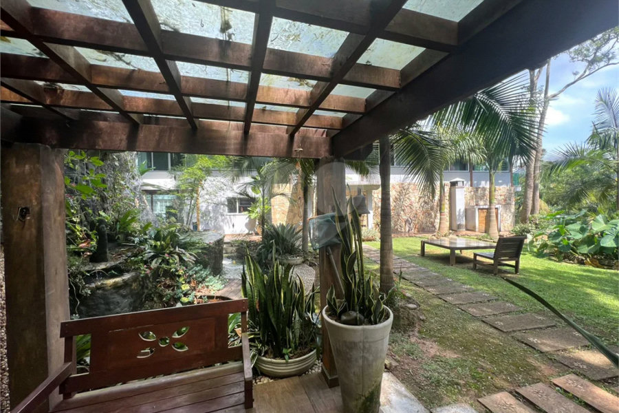 Casa à venda com 6 quartos, sendo 5 suítes, no condomínio Alpes da Cantareira, Mairiporã - SP