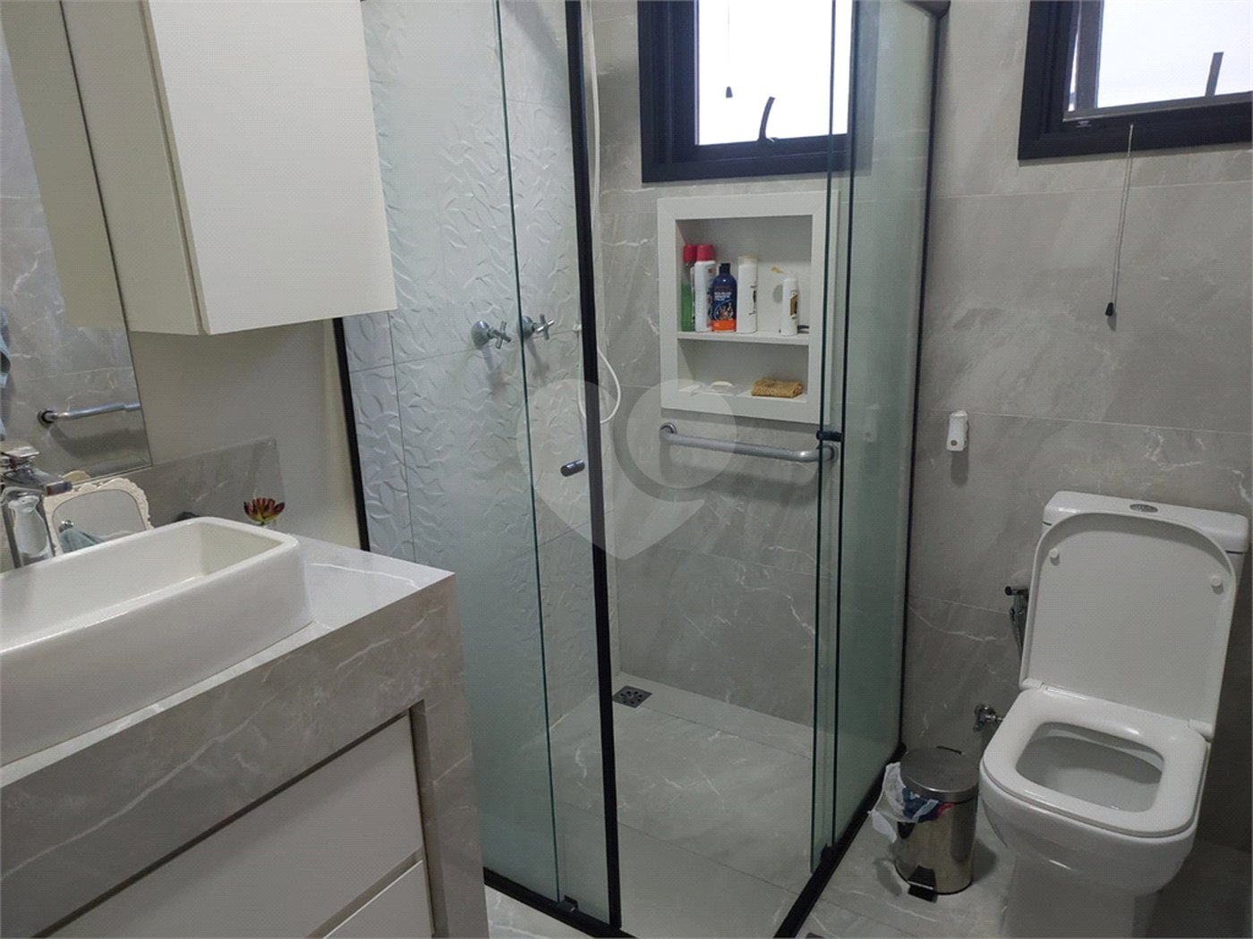 Casa à venda com 4 quartos, sendo 2 suítes,  no condomínio Figueira Garden, Atibaia - SP