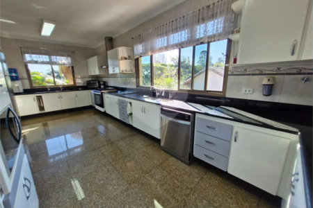 Casa à venda com 4 suítes no condomínio Villa Viana II, Cotia - SP