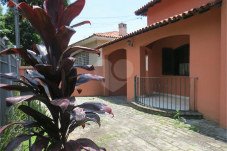 Casa no Pacaembu com ótima distribuição e amplo quintal em terreno em declive