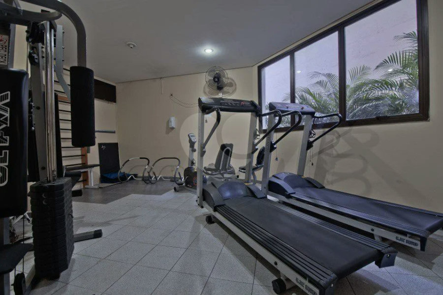 Linda cobertura Duplex om 3 dormitórios, sendo uma suíte com armários e ar condicionado e 2 vagas .