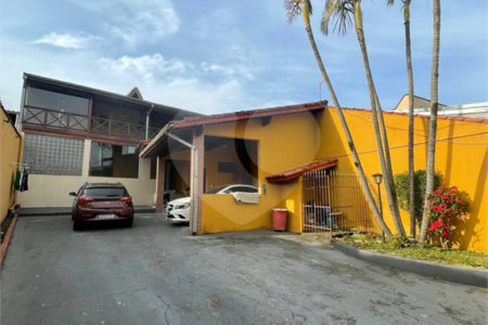 Sobrado à venda com 3 quartos, sendo 1 suíte, em Loteamento Acrísio de Oliveira Silva, Mogi das Cruzes, SP