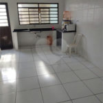 Casa térrea com 2 dormitórios, sendo 1 suíte.
