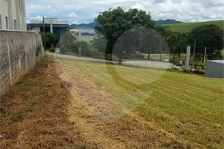 Terreno à venda no condomínio Figueira Garden, Atibaia - SP