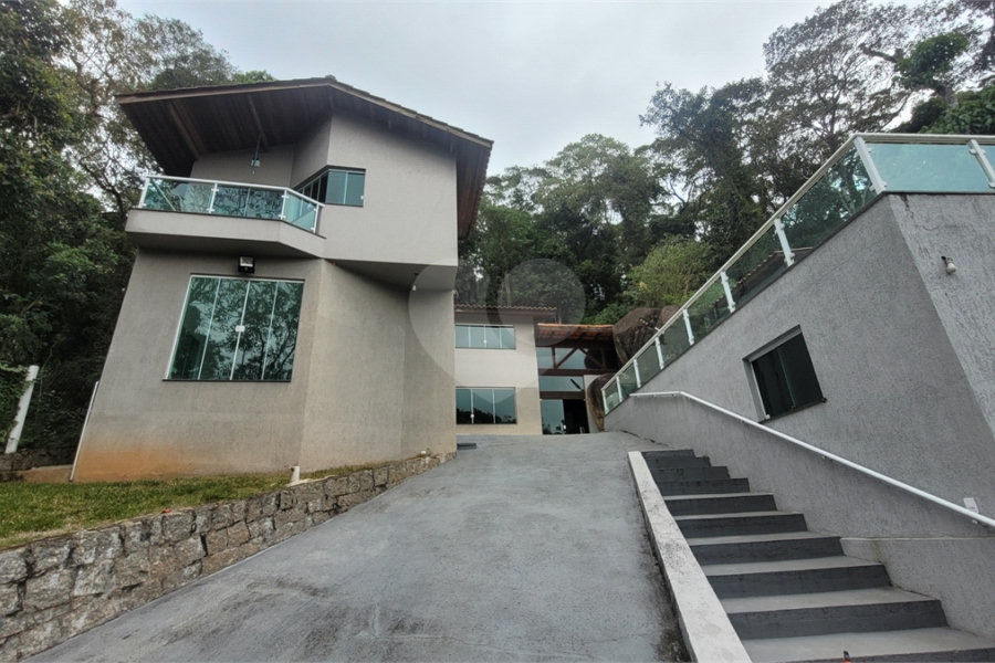 Casa à venda com 4 quartos, sendo 1 suíte, no condomínio Parque Suiça, Caieiras - SP