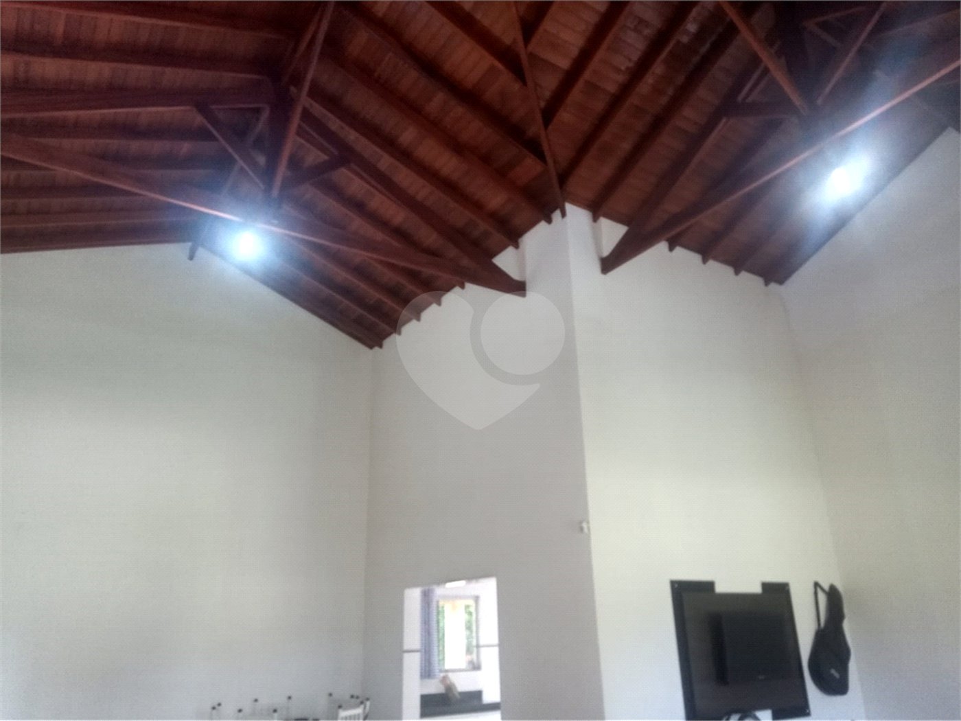 Casa à venda com 4 quartos, sendo 1 suíte,  no condomínio Village da Serra, Araçoiaba da Serra - SP