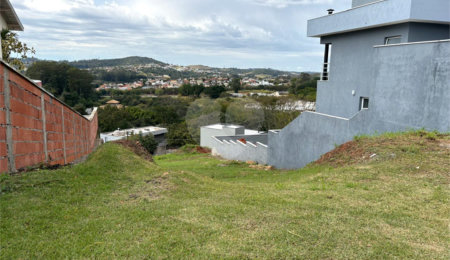Terreno à venda com 1 suíte no condomínio Picollo Villaggio, Louveira - SP