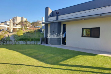 Casa à venda com 4 quartos, sendo 2 suítes,  no condomínio Figueira Garden, Atibaia - SP