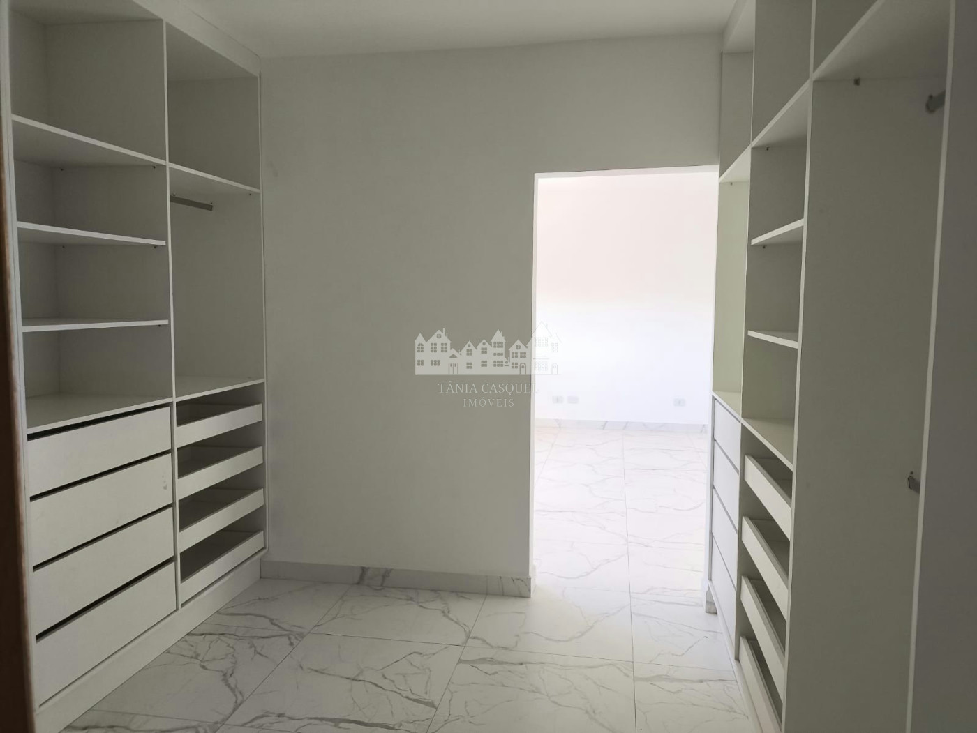 Casa à venda com 4 suítes no condomínio Shambala 2, Atibaia - SP