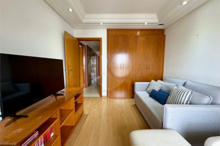 Apartamento à venda com 4 quartos, sendo 1 suíte, em Moema, São Paulo, SP
