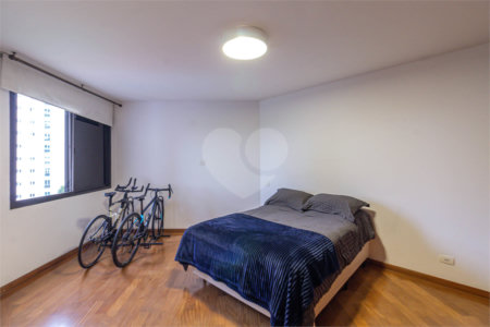 Apartamento à venda com 4 quartos, sendo 3 suítes, em Campo Belo, São Paulo, SP