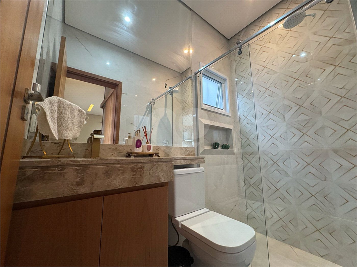 Casa à venda com 4 quartos, sendo 1 suíte,  no condomínio Condomíno Helena Maria, Sorocaba - SP