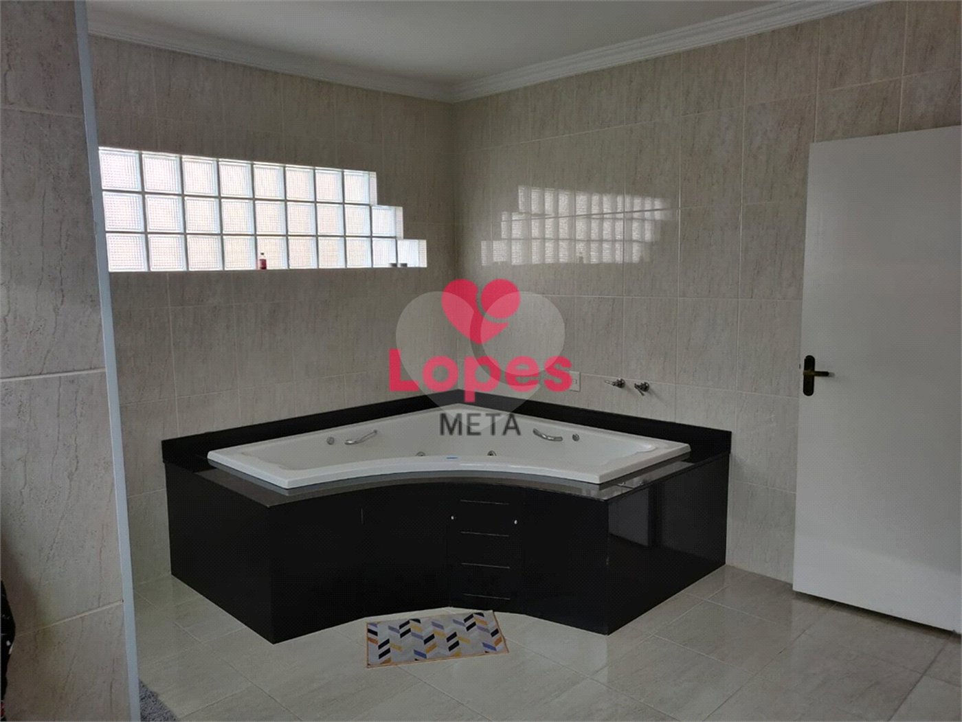 Casa à venda com 3 suítes no condomínio Jaridim Coleginho, Jacareí - SP