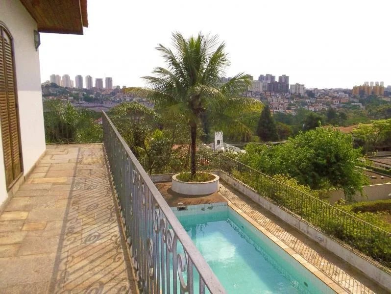 Sobrado à venda com 4 quartos, sendo 2 suítes,  em Jardim Leonor, São Paulo, SP