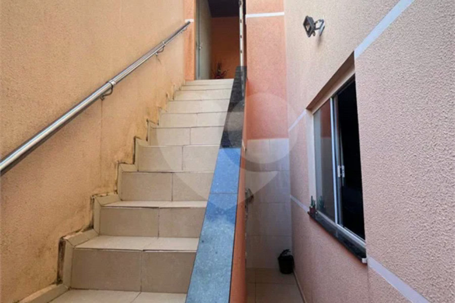 Casa ampla no bairro Terra Rica com 3 pavimentos e excelente estrutura.
