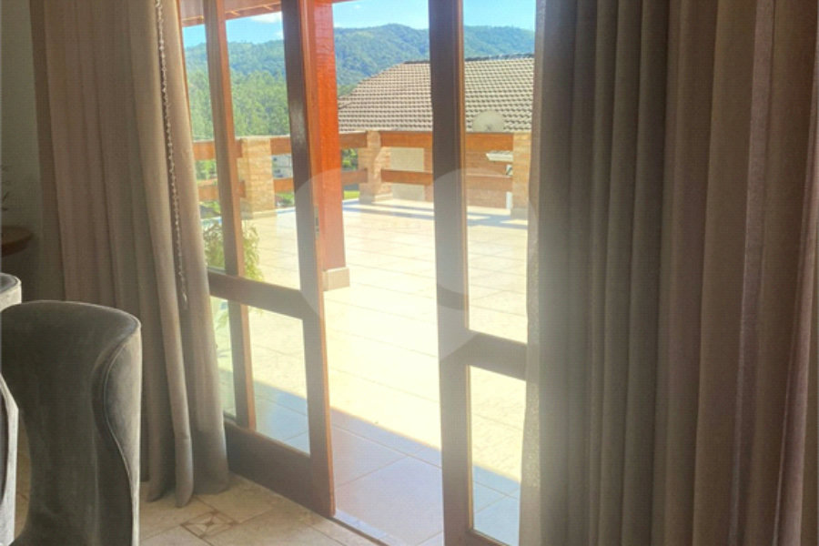 Casa à venda com 5 quartos, sendo 4 suítes, no condomínio Lago do Imperador, Mairiporã - SP