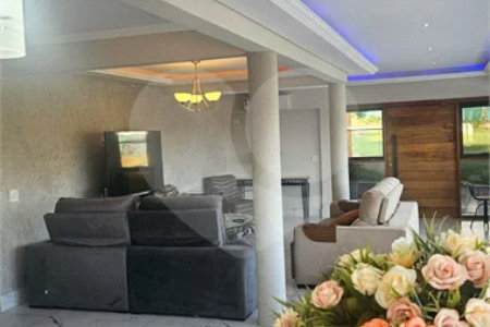 Indaiatuba- condominio Vale das Laranjeiras - Itaici - Terreno 3040,00 ms- construida 220ms - 3 dormitórios, sendo 2 suítes e uma suíte master com closet, além de uma sala ampla com 3 ambientes, Cozinha planejada,, campo de futebol/vôlei, Area de lazer com piscina, espaço gourmet com churrasque