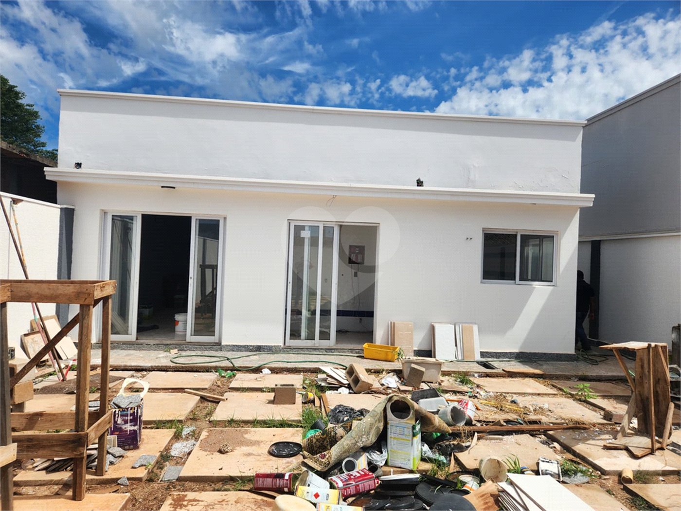 Casa à venda com 3 quartos, sendo 2 suítes, no condomínio Sollares, Araraquara - SP