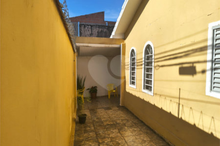 Linda Casa com Comercio ao lado independente.