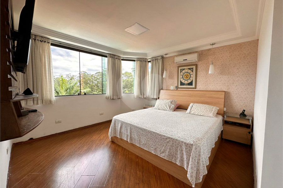 Casa à venda com 5 quartos, sendo 3 suítes, no condomínio Jd Itatinga, São Paulo - SP
