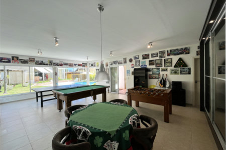 Casa à venda com 5 quartos, sendo 3 suítes,  no condomínio Village Saint Charbel, Araçoiaba da Serra - SP