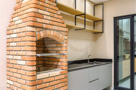 Indaiatuba - Jardim Bom sucesso - Área total: 150m² - Área construída: 115m² - 3 dormitórios sendo 1 suíte com armário planejado;Sala para dois ambientes; Banheiros com box gabinetes e espelhos; Área gourmet com churrasqueira a carvão e móveis planejados; Lavanderia coberta; Ar condicionado na sala