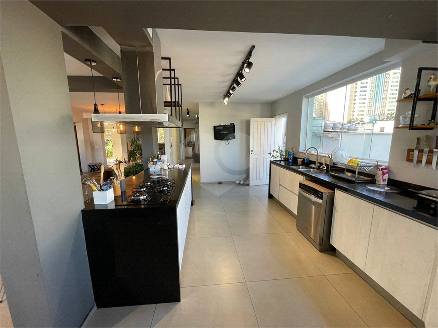 Casa à venda com 4 suítes no condomínio Fechado, São Paulo - SP