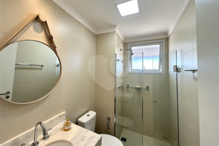Apartamento de 127 m² em andar alto, com vista livre, 3 suítes planejadas, sacada gourmet envidraçada, 2 vagas e lazer completo, próximo ao Shopping Golden Square e à Avenida Kennedy.