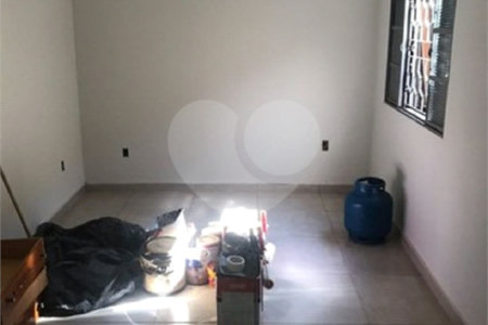 Casa térrea com 3 dormitórios, sendo 1 suíte.