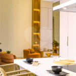 Casa Térrea – Condomínio Maria Cândida - 300 m² de terreno - 212 m² de área construída - 4 vagas de garagem, sendo 2 cobertas - Sala de jantar e estar integradas, com pé-direito duplo e cortina - 3 suítes com ar-condicionado, sendo 1 master com closet – planejado – Roupeiro – Escritório - Cozinha