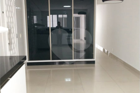 Sobrado à venda com 3 quartos, sendo 1 suíte, em Vila Pita, São Paulo, SP