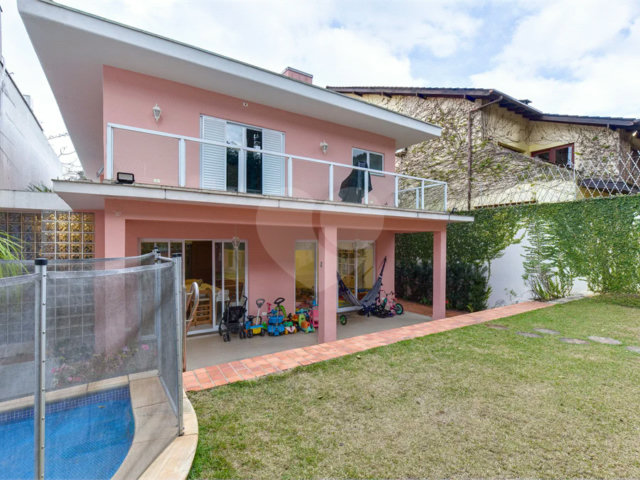 Casa à venda com 4 quartos, sendo 2 suítes,  em Alto da Boa Vista, São Paulo, SP