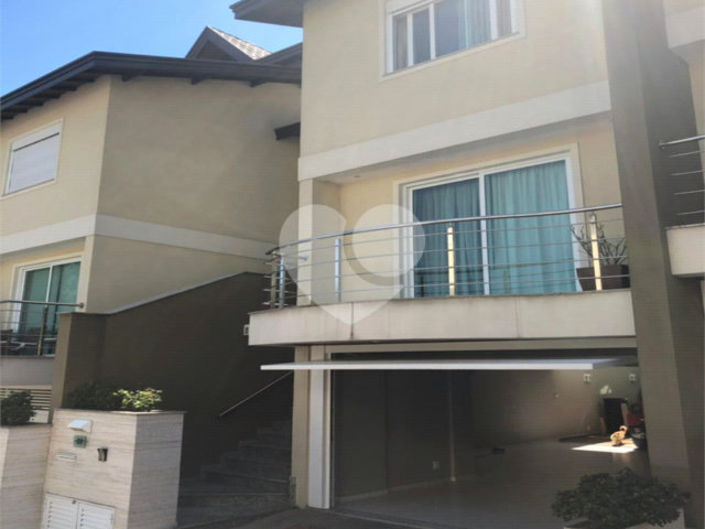 Casa à venda com 3 quartos, sendo 2 suítes,  no condomínio Floradas da Serra, São Paulo - SP