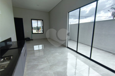 Casa à venda com 3 quartos, sendo 1 suíte,  no condomínio Tivolli, Itapetininga - SP