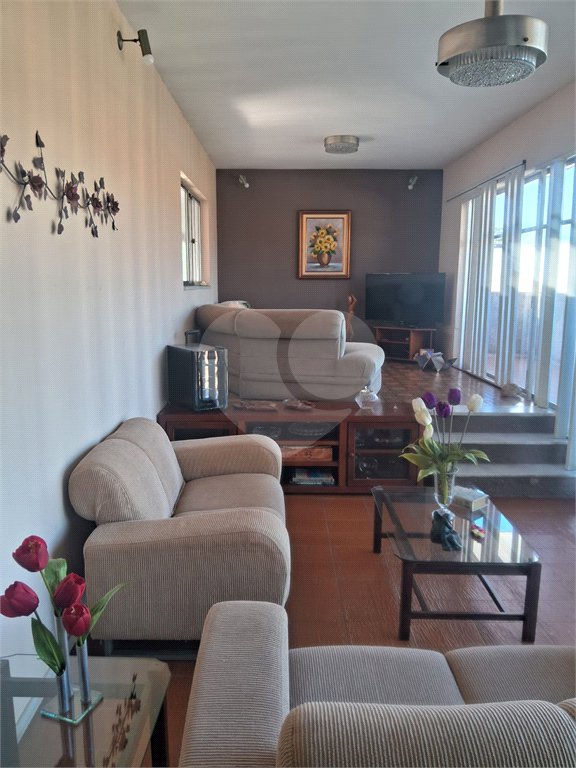 Casa à venda com 3 quartos, sendo 2 suítes, no condomínio Rio Bon, Rio de Janeiro - RJ