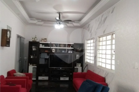 Sobrado à venda com 3 quartos, sendo 2 suítes, no Centro, Araraquara, SP