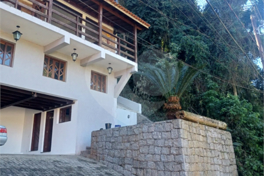 Casa à venda ou para alugar com 3 quartos, sendo 1 suíte, no condomínio Parque Suiça, Caieiras - SP