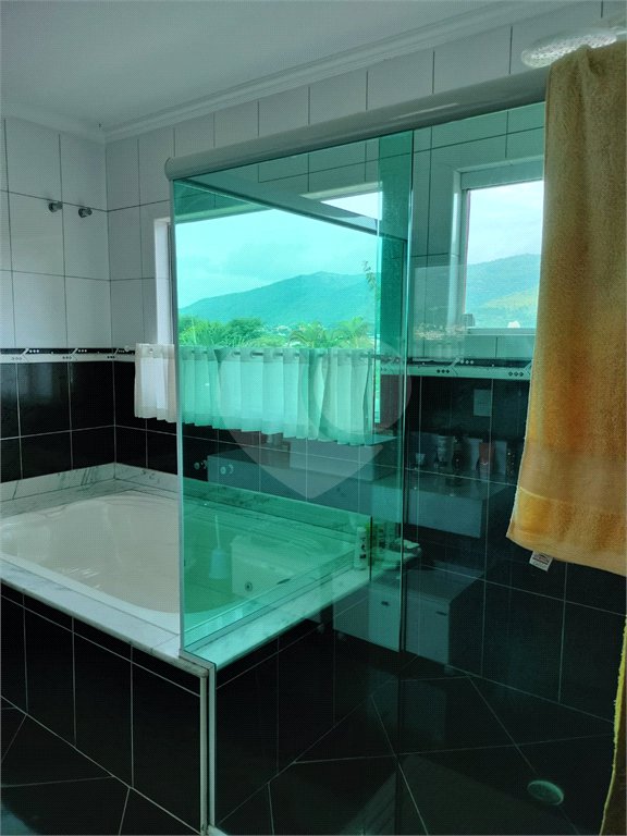 Sobrado à venda com 4 quartos, sendo 2 suítes, em Vila Petrópolis, Atibaia, SP