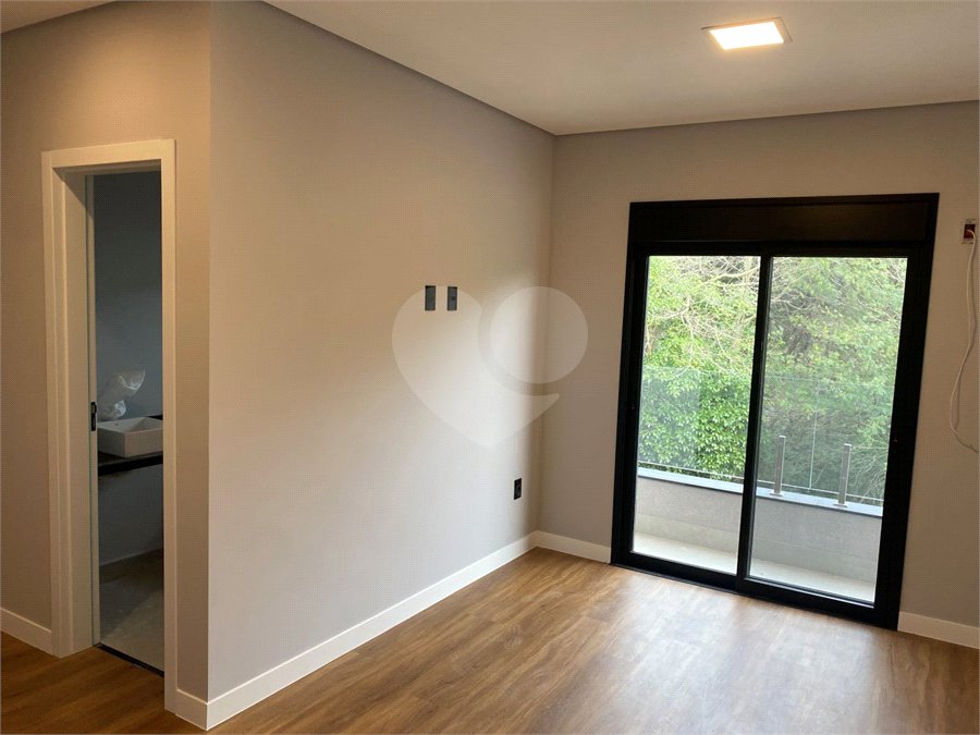 Casa à venda com 4 quartos, sendo 3 suítes, no condomínio Recanto dos Paturis, Vinhedo - SP