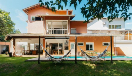 Casa à venda com 5 quartos, sendo 4 suítes, no condomínio Figueira Garden, Atibaia - SP